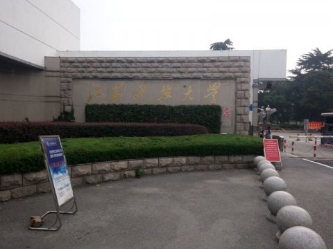 江蘇科技大學東校區(qū)羽毛球館木地板鋪